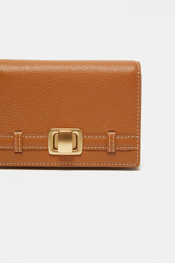 파사드 노아 하프 월렛은 부드러운 소가죽 소재에 엠보싱 패턴으로 고급스러움을 더한 반지갑입니다. 데이트룩, 쇼핑룩, 모임룩 등 다양한 TPO에 어울리며, 클래식, 미니멀, 시크한 스타일을 연출하기 좋습니다. 내부에는 6개의 카드 수납 공간, 1개의 지폐 수납 공간, 1개의 지퍼 수납 공간, 그리고 1개의 교통카드 수납 공간이 있어 수납력을 높였습니다. 지퍼형 잠금 방식으로 소지품을 안전하게 보관하며, 골드 또는 실버 하드웨어 장식이 세련된 포인트를 더합니다. 스크래치 방지 기능으로 오랫동안 깔끔하게 사용할 수 있습니다.
