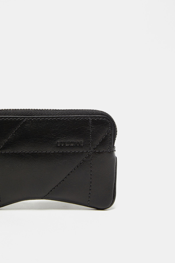 "Ivresse 미니 카드"는 심플하고 클래식한 무드를 연출하는 소가죽 소재의 미니 카드지갑입니다. 크림색과 실버 색상으로 출시되었으며, 곡선형 디자인에 메달과 크라운 모티브 장식이 포인트입니다. 키, 동전, 카드를 수납할 수 있으며, 내부 우측 포켓과 카드 슬롯 1개가 있어 실용적입니다. 지갑 겸 백참으로도 활용 가능하여 데이트룩, 모임룩, 쇼핑룩 등 다양한 TPO에 시크하게 매치할 수 있습니다. 실버 컬러의 하드웨어가 고급스러움을 더합니다.
