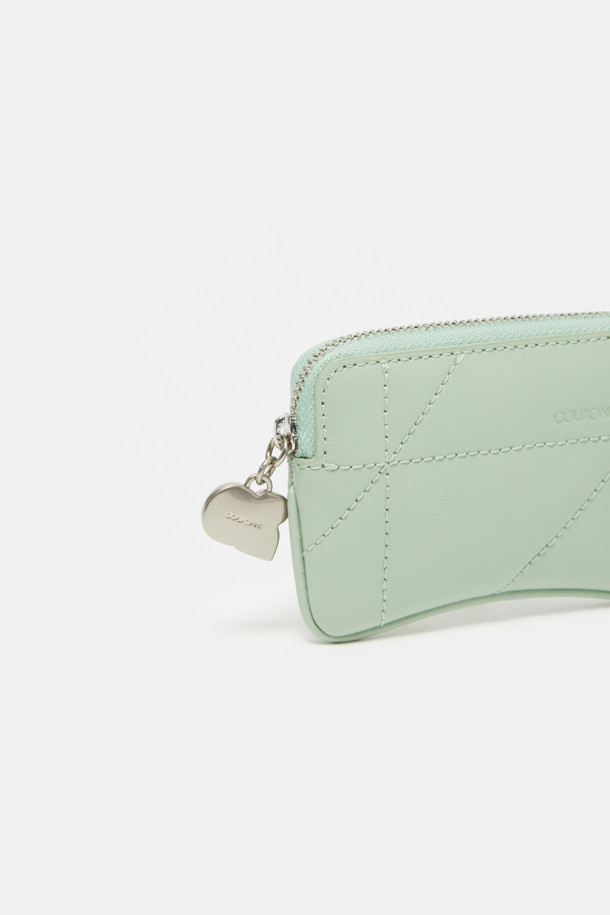 Ivresse Mini Card (이브레스 미니 카드)는 소가죽 소재의 미니 카드지갑입니다. 크림과 실버 두 가지 색상으로 출시되었으며, 곡선형 디자인에 메달과 크라운 모티프 장식이 더해져 클래식하고 시크한 무드를 연출합니다. 키, 동전, 카드 수납이 가능하며, 참(Charm)을 함께 매치하여 나만의 개성을 드러낼 수 있습니다. 내부 우측 포켓 1개와 메인 수납공간 1개로 구성되어 있으며, 데이트룩, 쇼핑룩, 카페룩 등 다양한 TPO에 활용하기 좋습니다.
