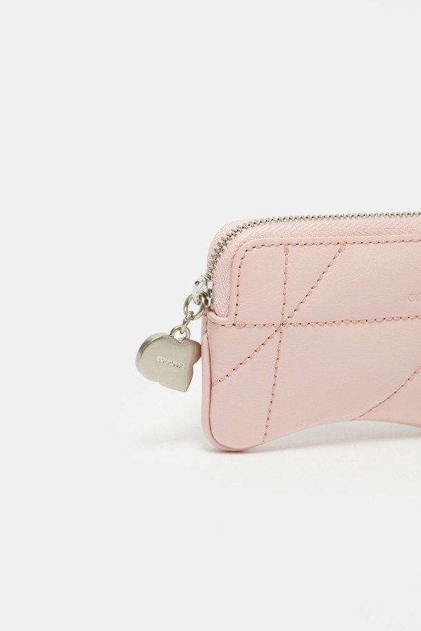 세련된 곡선형 디자인이 돋보이는 아이브레스 미니 카드 지갑입니다. 부드러운 소가죽과 면 소재로 제작되어 고급스러운 질감을 자랑하며, 크림 컬러가 어떤 스타일에도 은은하게 어울립니다. 열쇠, 동전, 카드 등 꼭 필요한 소지품을 실용적으로 수납할 수 있으며, 메달 디자인으로 포인트를 더했습니다. 데이트룩, 카페룩, 쇼핑룩 등 다양한 TPO에 클래식, 미니멀, 시크한 스타일을 더하여 지갑 또는 백참으로 활용해보세요. 타임리스 시크 디자인으로 오랫동안 소장할 수 있는 아이템입니다.
