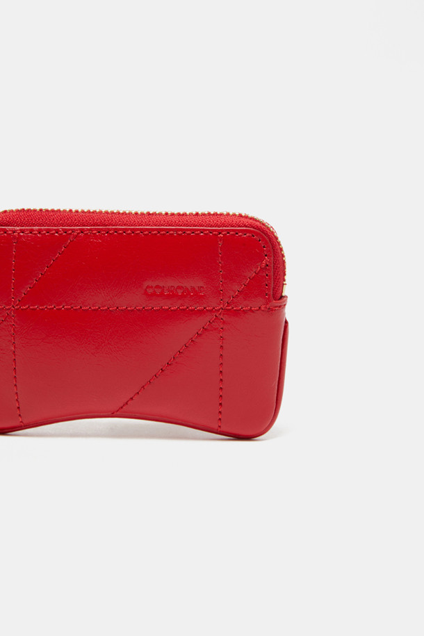 아이브레스 미니 카드 지갑은 크림 컬러의 소가죽과 면 소재로 제작되어 부드러운 질감을 선사합니다. 미니 사이즈로, 곡선 실루엣과 실버 하드웨어, 메달 장식이 더해져 클래식하면서도 시크한 매력을 풍깁니다. 키, 동전, 카드 수납이 가능하며, 지갑이나 가방 참으로 활용할 수 있어 실용적입니다. 우측 내부 포켓 1개와 메인 수납공간 1개가 있어 수납력을 높였습니다. 데이트룩, 카페룩, 쇼핑룩 등 다양한 TPO에 미니멀하게 포인트를 줄 수 있습니다.
