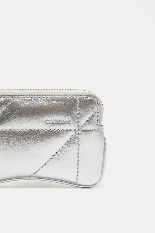 "Ivresse Mini Card (이베르스 미니 카드)"는 소가죽 소재의 여성용 미니 카드지갑입니다. 크림과 실버 두 가지 색상으로, 퀄팅 처리된 곡선형 디자인에 Goulon에서 영감을 받은 메달 장식이 돋보입니다. 키, 동전, 카드를 간편하게 수납할 수 있으며, 참(Charm)을 걸어 나만의 개성을 더할 수 있습니다. 미니멀하면서도 클래식한 스타일로, 일상에서 세련된 포인트를 더해줍니다. 실버 컬러 하드웨어가 고급스러움을 더합니다.
