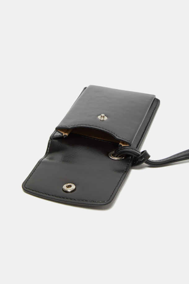 **Buttony 카드지갑**

미니멀하고 모던한 감각을 더한 Buttony 카드지갑입니다. 블랙 색상의 합성가죽 소재로 제작되어 여름철 가볍게 사용하기 좋습니다. 방수 기능을 갖춰 물과 얼룩에 강하며, 관리가 용이합니다. 탈부착 스트랩과 목걸이형 디자인으로, 동네 마실룩이나 쇼핑룩에 캐주얼하게 매치하기 좋습니다. 심플한 사각 디자인에 실버 하드웨어로 포인트를 주어 미니멀, 클래식, 캐주얼 스타일을 모두 소화합니다.
