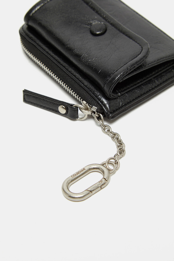 Buttony(버터니) 포켓 지갑은 빈티지 크랙 무늬의 합성가죽 소재로 제작되어 클래식하고 미니멀한 스타일을 연출합니다. 블랙과 브라운 두 가지 색상으로 출시되었으며, 생활 방수 기능으로 실용성을 높였습니다. 지퍼형 메인 수납공간과 탈부착 가능한 앞면 포켓, 타원형 키링, 앞면 메인 포켓 1개, 내부 우측 포켓 1개로 넉넉한 수납력을 자랑합니다. 가볍고 광택 마감 처리가 되어 있어 데이트룩, 쇼핑룩, 카페룩 등 다양한 TPO에 활용하기 좋습니다.
