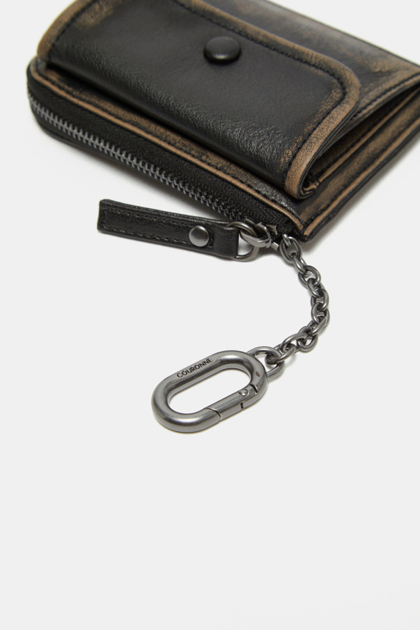 Buttony 포켓 월렛은 블랙과 브라운 두 가지 색상으로 제공되는 공용 반지갑입니다. 부드러운 질감의 합성가죽 소재에 빈티지 텍스처와 광택 마감으로 고급스러움을 더했습니다. 사각 디자인에 버클 장식이 포인트이며, 탈부착 가능한 앞면 포켓과 키링을 포함하여 실용성을 높였습니다. 지퍼형 잠금 방식으로 소지품을 안전하게 보관할 수 있으며, 다양한 수납공간을 갖춰 데이트룩, 쇼핑룩, 모임룩 등 어떤 스타일에도 잘 어울립니다. 심플하면서도 세련된 클래식, 미니멀, 캐주얼 스타일을 연출해보세요.
