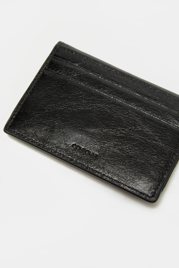 Billo 플랫 카드 지갑은 천연 가죽 소재의 미니멀하고 시크한 카드 지갑입니다. 블랙 컬러의 무지 디자인에 광택 있는 표면이 돋보이며, 4개의 카드 슬롯과 1개의 메인 수납공간으로 컴팩트한 수납력을 제공합니다. 체인 및 실버 하드웨어 디자인 장식으로 세련된 포인트를 더했으며, 키링 기능으로 실용성을 높였습니다. 데이트룩, 쇼핑룩, 모임룩 등 다양한 TPO에 활용 가능하며, 체인 부착이 가능하여 스타일 연출의 폭을 넓힐 수 있습니다. 사각 형태의 디자인은 클래식한 매력을 더합니다.
