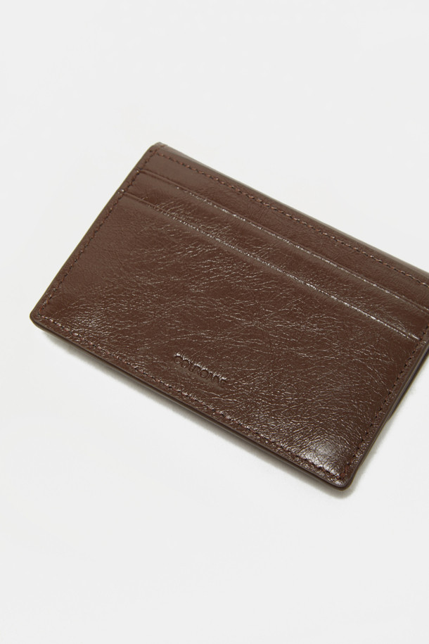 "Billo 플랫 카드 지갑"은 미니멀하고 시크한 스타일을 연출하기에 완벽한 카드지갑입니다. 부드러운 가죽 소재와 광택감 있는 텍스처가 고급스러운 느낌을 선사하며, 데이트룩, 쇼핑룩, 카페룩 등 다양한 TPO에 잘 어울립니다. 컴팩트한 사이즈에 카드 4개, 메인 수납공간 1개를 갖춰 수납력을 높였으며, 키링 부착이 가능하여 실용성을 더했습니다. 사각형 디자인에 얇은 두께로 제작되어 휴대하기 편리하며, 실버 하드웨어와 체인 장식으로 포인트를 더했습니다.
