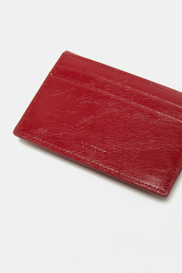 Billo 플랫 카드 지갑은 천연 가죽 소재의 컴팩트한 사이즈로, 광택과 미세한 그레인 텍스처가 돋보입니다. 곡선 패턴에 실버 하드웨어와 체인 장식이 더해져 클래식, 미니멀, 시크한 스타일을 연출합니다. 내부 키링과 4개의 카드 슬롯, 1개의 메인 수납공간으로 실용성을 높였으며, 얇은 두께와 광택 촉감으로 세련된 느낌을 줍니다. 데이트룩, 쇼핑룩, 카페룩 등 다양한 TPO에 잘 어울립니다.
