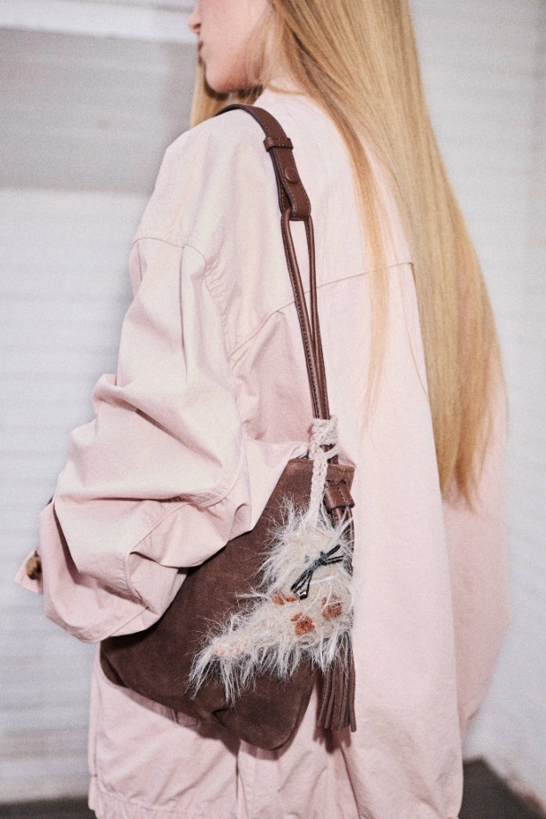 세련된 디자인의 미누 참(Minou Charm) 스웨이드 숄더백입니다. 부드러운 브라운 컬러와 반원 모양이 특징이며, 캐주얼한 스타일에 잘 어울립니다. 가을, 겨울 시즌에 따뜻함을 더해주는 스웨이드 소재로 제작되었으며, 앙증맞은 퍼와 태슬 장식이 포인트를 더합니다. 지퍼형 잠금 방식으로 소지품을 안전하게 보관할 수 있으며, 크로스백으로도 활용 가능합니다. 일상생활에서 스타일리시하게 연출하기 좋은 스몰 사이즈 가방입니다.
