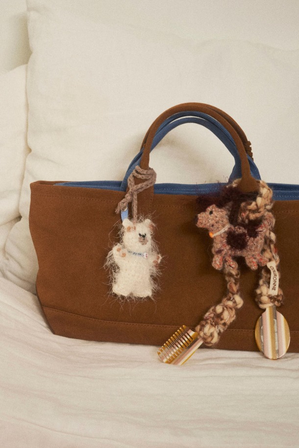 Nounou Charm (누누 참)은 여성용 장식품으로, 부드러운 털실 소재와 베이지 컬러가 특징입니다. 인형 모양의 참 장식으로, 데이트룩 및 모임룩에 걸리시, 클래식, 미니멀 스타일을 더해줍니다. 스트랩 형태로 제작되어 다양한 곳에 간편하게 걸어 장식할 수 있습니다. 무지 패턴으로 어떤 스타일에도 잘 어울리며, 당신의 개성을 돋보이게 해줄 아이템입니다.
