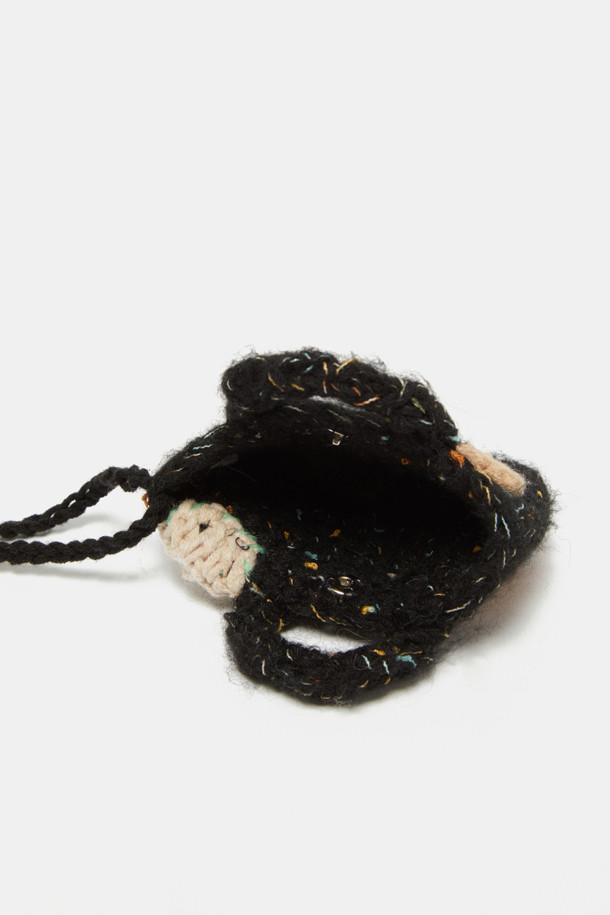 "코코 니트 참"은 부드러운 니트 소재로 제작된 매력적인 참 장식입니다. 가을, 겨울 시즌에 어울리는 무지 디자인으로, 블랙, 베이지, 브라운 3가지 컬러로 제공됩니다. 캐주얼, 미니멀, 클래식 스타일을 즐겨 입는 분들께 추천하며, 여행룩이나 산책룩에 포인트를 더할 수 있습니다. 키링이나 가방에 달아 당신만의 개성을 표현해보세요.
