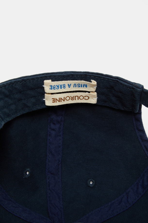 레터링 볼 캡은 캐주얼, 미니멀, 시티보이 스타일을 즐기는 분들을 위한 아이템입니다. 부드러운 면 소재로 제작되어 편안한 착용감을 선사하며, 봄, 여름, 가을 계절에 활용하기 좋습니다. 화이트와 네이비 두 가지 색상으로 출시되어 다양한 룩에 매치하기 용이합니다. 레터링과 배색 디테일이 돋보이며, 모자 깊이는 일반, 챙 넓이도 일반적인 스타일입니다. 산책룩, 여행룩 등 일상에서 폭넓게 활용할 수 있으며, 뒷부분은 조절 가능하여 편리하게 착용할 수 있습니다.
