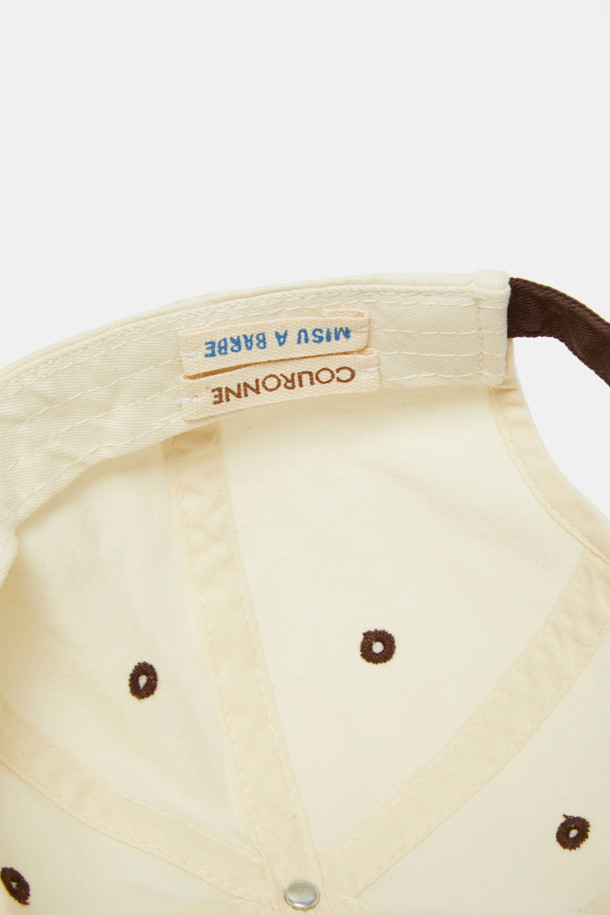 레터링 볼 캡은 캐주얼, 미니멀, 시티보이 스타일을 즐기는 분들을 위한 아이템입니다. 부드러운 면 소재로 제작되어 봄, 여름, 가을에 편안하게 착용할 수 있으며, 일상복에 잘 어울립니다. 화이트와 네이비 두 가지 색상으로 제공되며, 레터링 디자인이 돋보입니다. 일반 깊이와 챙 넓이로 누구나 부담 없이 착용 가능하며, 뒤쪽 스트랩으로 사이즈 조절이 용이합니다. 산책룩, 여행룩 등 다양한 TPO에 활용하여 스타일리시함을 더해보세요.
