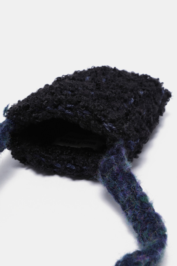 Haru Cross 16 Knit (하루 크로스 16 니트)는 캐주얼하고 미니멀한 스타일의 여성용 크로스백입니다. 네이비 컬러의 무지 디자인에 니트 소재와 니트 패턴, 귀여운 장식 인형으로 포인트를 더했습니다. 16cm의 미니 사이즈로 일상에서 가볍게 들기 좋으며, 지퍼형 잠금 방식으로 소지품을 안전하게 보관할 수 있습니다. 크로스 스트랩이 있어 편리하게 멜 수 있으며, 니트 특유의 부드러운 텍스처가 특징입니다.
