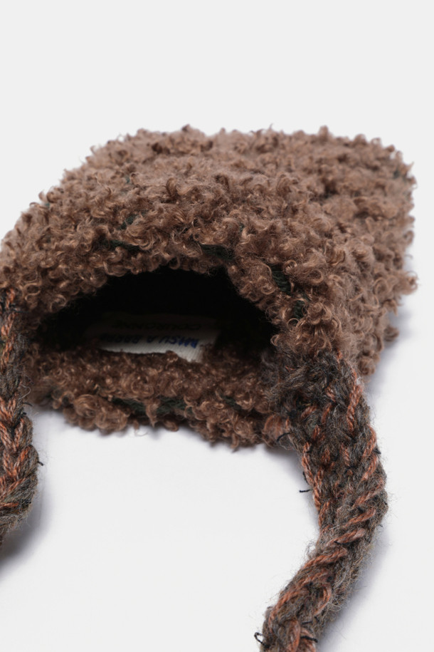 Haru Cross 16 Knit (하루 크로스 16 니트)는 니트 소재로 제작된 여성용 스몰 사이즈 크로스백입니다. 브라운 컬러의 무지 디자인에 니트 텍스처가 더해져 캐주얼하면서도 미니멀한 스타일을 연출합니다. 긴 스트랩으로 어깨에 편안하게 멜 수 있으며, 사각 모양으로 데이트룩, 산책룩, 여행룩 등 다양한 TPO에 활용 가능합니다. 클래식한 무드를 더해주는 이 가방은 니트 소재 특유의 부드러움으로 편안한 착용감을 선사합니다.
