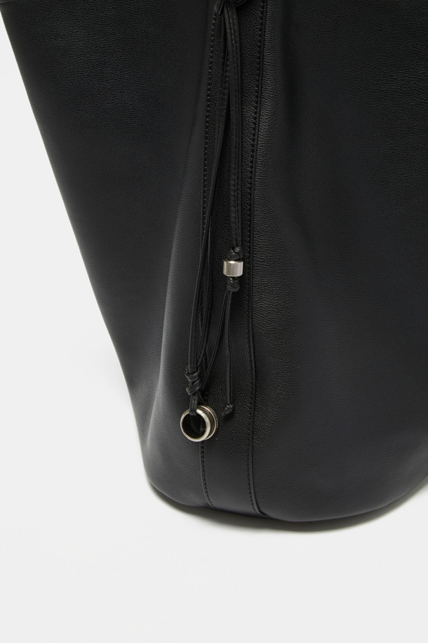 **하루 숄더 24**는 여성스러운 스타일을 완성하는 숄더백입니다. 라미네이트 레더와 천연가죽 소재에 엠보싱 패턴으로 고급스러움을 더했으며, 13인치 아이패드 수납이 가능한 미디엄 사이즈입니다. 실버 하드웨어와 분리형 참 장식이 특징이며, 2-way 디자인으로 다양한 스타일링이 가능합니다. 내부 포켓과 생활 방수 기능을 갖춰 실용성을 높였으며, 오피스룩, 출근룩, 모임룩 등 다양한 TPO에 클래식, 미니멀, 시크한 무드를 연출합니다. 스크래치 방지 기능과 조절 가능한 숄더 스트랩으로 편안하게 사용하세요.
