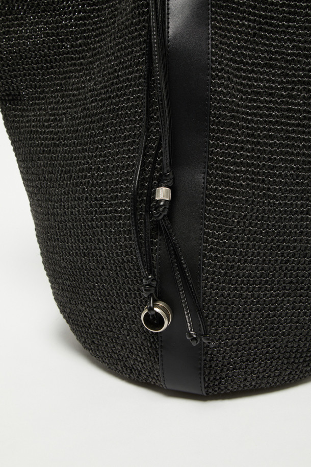 Haru Shoulder 24 Raffia (하루 숄더 24 라피아)는 여성 고객을 위한 미디엄 사이즈 숄더백입니다. 라피아와 합성가죽 소재로 제작되었으며, 실버 하드웨어 디테일이 돋보입니다. 무지 패턴에 사각 모양으로, 자연스러운 실루엣과 부드러운 촉감을 선사합니다. 아이패드 13인치 수납이 가능하며, 내부 포켓 1개, 분리형 참 장식, 슬림 스트랩, 2way 착용이 가능한 실용적인 디자인입니다. 여행, 휴가, 리조트룩에 어울리는 미니멀, 리조트, 클래식 스타일의 가방으로, 오염 방지 기능과 깔끔한 외관을 자랑합니다.
