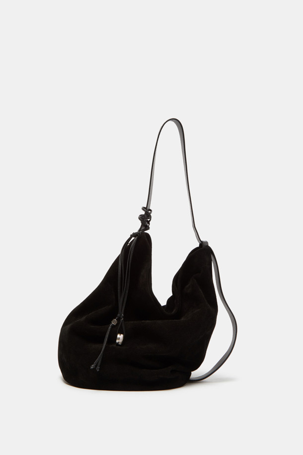 Haru Shoulder 24 Suede (하루 숄더 24 스웨이드)는 여성 및 남성 모두 착용 가능한 미디엄 사이즈의 숄더백입니다. 블랙과 브라운 두 가지 색상으로 출시되었으며, 스웨이드와 가죽 소재를 사용하여 고급스러운 느낌을 줍니다. 사각 쉐입에 마그네틱형 잠금 방식으로 편리하며, 13인치 아이패드 수납이 가능합니다. 숄더 및 슬림 스타일 2way로 연출할 수 있으며, 데일리 쇼핑룩에 어울리는 클래식, 미니멀, 시크 스타일의 가방입니다. 자연스러운 실루엣과 착용감으로 편안하게 사용할 수 있으며, 내부 포켓 1개와 디자인 참 장식이 포인트입니다.
