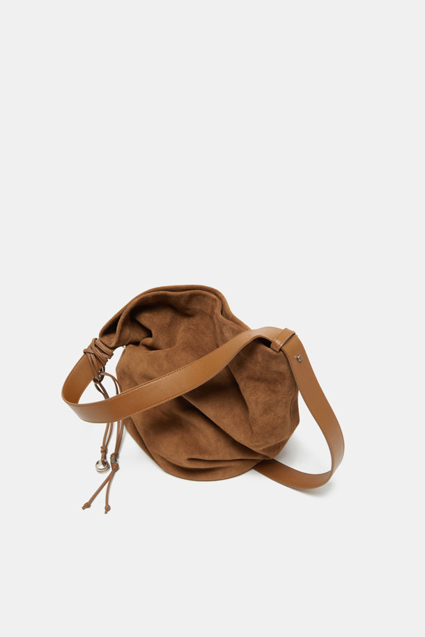 "Haru Shoulder 24 Suede(하루 숄더 24 스웨이드)"는 스웨이드와 가죽 소재의 조화가 돋보이는 미디엄 사이즈 숄더백입니다. 블랙과 브라운 두 가지 색상으로 출시되었으며, 은색 하드웨어 참 장식이 시크함을 더합니다. 탈부착 및 길이 조절 가능한 스트랩으로 2way 착용이 가능하며, 반원 형태의 디자인과 자연스러운 드레이핑 실루엣이 특징입니다. 

13인치 아이패드 수납이 가능하며, 내부에 포켓이 있어 실용성을 높였습니다. 깔끔한 외관과 마그네틱형 잠금 방식으로 데이트룩, 쇼핑룩 등 일상 용도로 폭넓게 활용할 수 있으며, 클래식, 미니멀, 시크 스타일을 연출하기에 좋습니다. 아이폰/아이패드/맥북 프로 수납이 가능하고, 사용할수록 자연스러운 에이징 효과를 느낄 수 있습니다.
