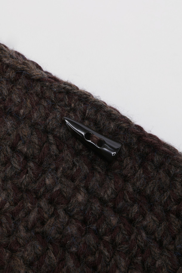 Haru Shoulder 38 Knit (하루 숄더 38 니트)는 캐주얼하고 미니멀한 스타일을 추구하는 여성 고객을 위한 숄더백입니다. 부드러운 니트 소재로 제작되어 포근한 느낌을 주며, 무지 디자인으로 어떤 스타일에도 잘 어울립니다. 가방 사이즈는 미디엄이며, 사각 형태의 숄더백에 숄더 스트랩이 있어 편안하게 착용할 수 있습니다. 일상생활에서 활용하기 좋은 실용적인 가방으로, 다양한 코디에 매치하여 스타일리시함을 더해보세요. 38 사이즈로 제작되었습니다.
