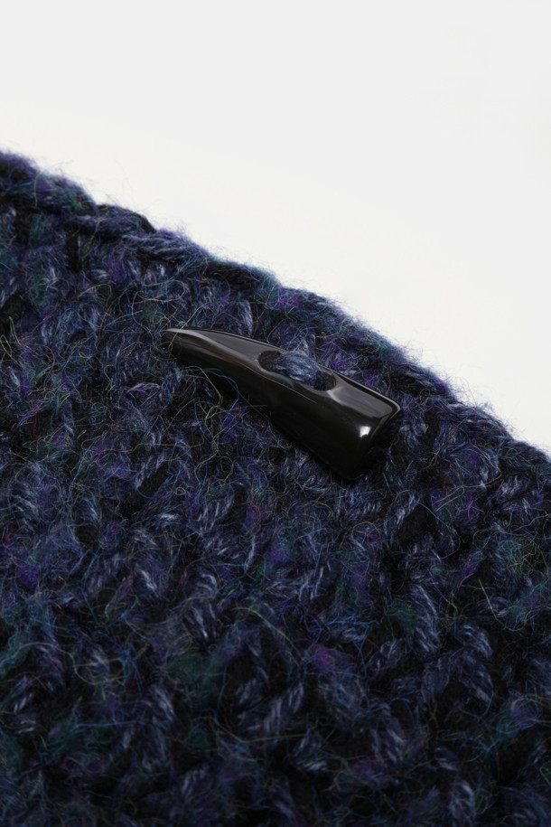 Haru Shoulder 38 Knit (하루 숄더 38 니트)는 캐주얼, 미니멀, 클래식 스타일을 즐겨 입는 여성 고객을 위한 숄더백입니다. 니트 소재로 제작되어 봄, 가을에 산책룩이나 데이트룩에 매치하기 좋습니다. 가방 모양은 반원 형태이며, 네이비 색상과 지퍼형 잠금 방식으로 디자인되었습니다. 미디엄 사이즈로 일상에서 활용하기 좋으며, 다양한 스타일 연출에 용이합니다. 사이즈는 38입니다.
