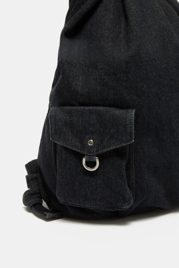 Mova 백팩 31 데님은 워시드 데님 블루 컬러의 미디엄 사이즈 백팩으로, 캐주얼과 빈티지 스타일을 연출합니다. 데님 소재에 사각 모양으로 디자인되었으며, 매듭과 지퍼 디테일이 돋보입니다. 13인치 디바이스 수납이 가능하며, 측면 및 내부 포켓, 등판 지퍼를 갖춰 수납력을 높였습니다. 조절 가능한 매듭 스트랩으로 편안하게 착용할 수 있으며, 동네 마실룩이나 여행룩에 잘 어울립니다.
