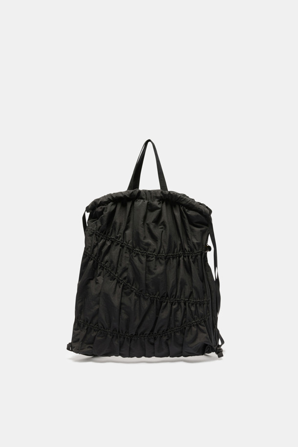 에버 셔링 백팩 36은 여성용 미디엄 사이즈 백팩입니다. 세련된 셔링 디자인과 무지 패턴의 블랙 컬러가 미니멀, 캐주얼, 시크 스타일을 연출합니다. 13인치 태블릿/아이패드 수납이 가능하며, 내부 오픈 포켓 1개와 지퍼 포켓 1개로 실용성을 더했습니다. 조절 가능한 스트랩과 사각 디자인으로 편안하게 착용 가능하며, 출근룩과 여행룩에 모두 잘 어울립니다. 나일론 소재로 제작되어 내구성이 뛰어나며, 지퍼형 잠금 방식으로 소지품을 안전하게 보관할 수 있습니다.
