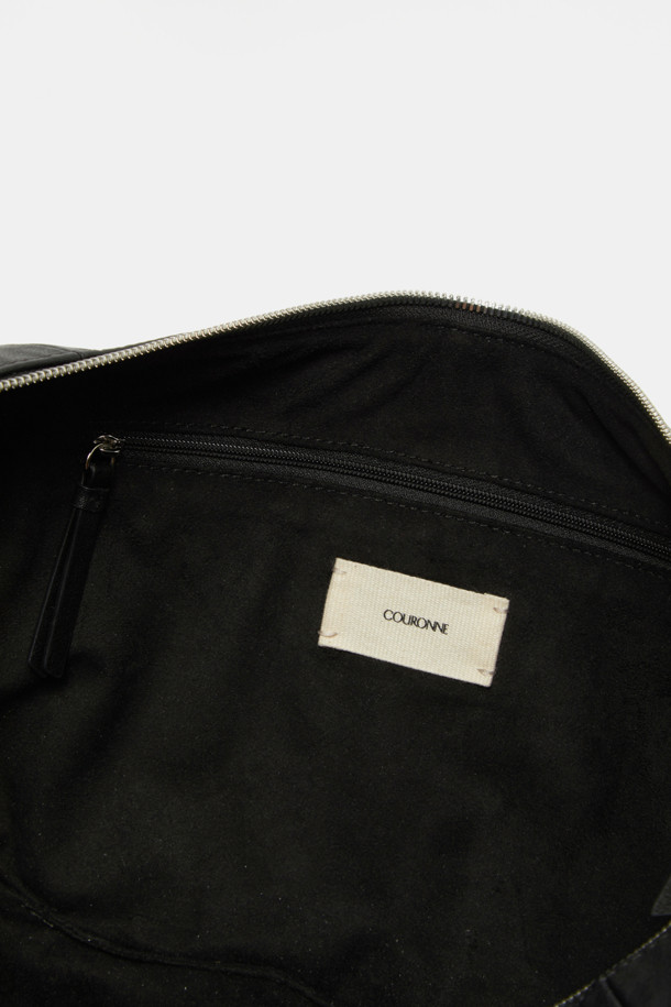 "Faugeres 보우 크로스 47"은 여성스러운 분위기를 연출하는 블랙 컬러의 미디엄 사이즈 크로스백입니다. 부드러운 합성가죽 소재에 사각형 쉐입, 리본 장식이 더해져 걸리시, 클래식, 미니멀 스타일을 완벽하게 소화합니다. 데이트룩, 모임룩, 소개팅룩 등 다양한 TPO에 활용 가능하며, 숄더 스트랩과 지퍼형 잠금 방식으로 실용성을 높였습니다. "Faugeres"만의 섬세한 디자인과 47 사이즈로, 당신의 스타일 지수를 한층 끌어올려 보세요.
