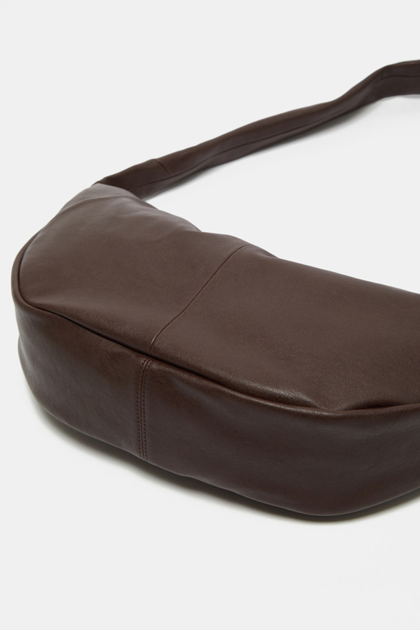 Faugeres 보우 크로스 47은 여성스러운 스타일을 강조하는 블랙 컬러의 미디엄 사이즈 크로스백입니다. 부드러운 합성가죽 소재에 반원 형태의 세련된 디자인이 돋보이며, 리본 장식이 포인트로 더해져 걸리시한 분위기를 자아냅니다. 숄더 스트랩으로 편안하게 착용 가능하며, 지퍼형 잠금 방식으로 소지품을 안전하게 보관할 수 있습니다. 데일리 캐주얼룩에 완벽하게 어울려 일상에서 활용하기 좋은 아이템입니다.
