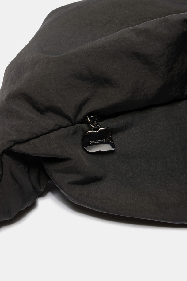 Ever Shirring Shoulder 56 (에버 셔링 숄더 56)은 부드러운 주름 텍스처가 돋보이는 여성 숄더백입니다. 나일론 소재의 미디엄 사이즈 사각 숄더백으로, 블랙 실버 컬러와 셔링 디자인이 특징입니다. 2way 방식으로 숄더 또는 크로스 형태로 착용 가능하며, 내부 포켓과 13인치 아이패드 수납이 가능하여 실용성을 높였습니다. 조절 가능한 스트랩과 블랙 실버 하드웨어 디테일이 돋보이며, 캐주얼, 미니멀, 시크 스타일을 연출하기 좋습니다. 동네 마실룩이나 쇼핑룩에 매치하여 데일리하게 활용할 수 있습니다.
