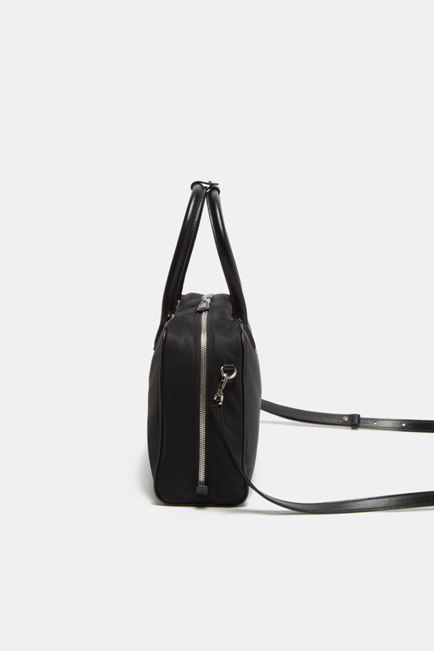 Due Tote 29 Nylon은 여성용 미디엄 사이즈 토트백으로, 13인치 기기 수납이 가능합니다. 나일론, 합성가죽, 폴리우레탄 소재에 블랙 및 브라운 컬러로 출시되었으며, 2-way 지퍼, 실버 하드웨어, 탈부착 스트랩, 3-way 착용이 가능한 실용적인 디자인이 특징입니다. 사각 형태에 지퍼형 잠금 방식을 갖추고 있으며, 내부 오픈포켓 2개, 내부 지퍼포켓 1개, 외부 백포켓 1개로 넉넉한 수납 공간을 제공합니다.
