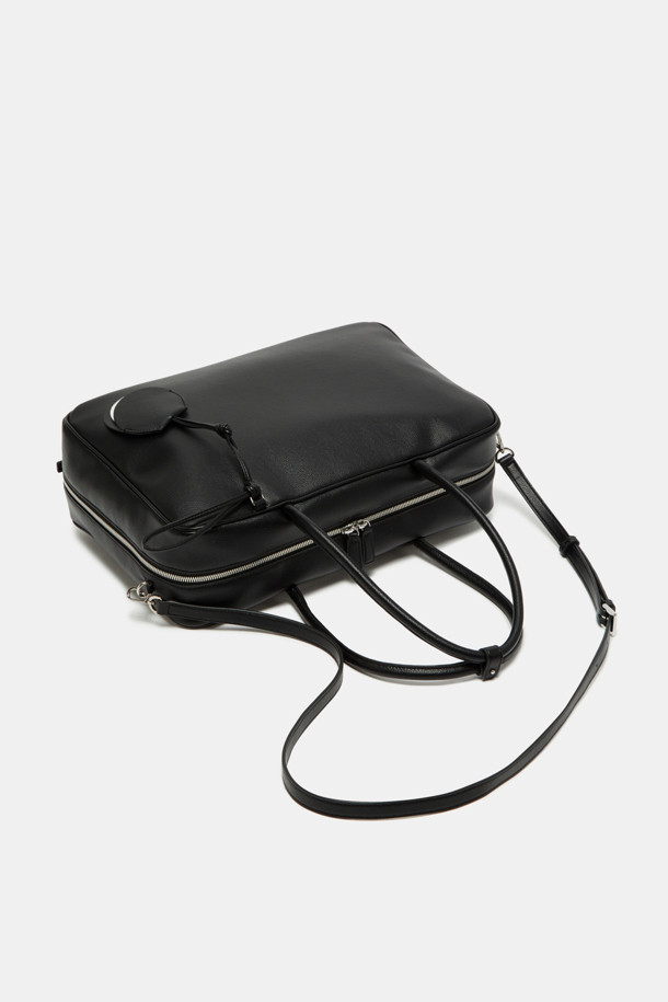 듀 토트 39는 여성용 미디엄 사이즈 토트백으로, 오피스룩, 출근룩, 모임룩에 잘 어울리는 가방입니다. 블랙 색상의 무지 패턴에 합성가죽 소재를 사용하여 클래식, 미니멀, 시크한 스타일을 연출합니다. 사각형 디자인에 지퍼형 잠금 방식을 갖췄으며, 방수 및 생활 방수 기능을 제공하여 실용성을 더했습니다. 3-way 컨버터블 디자인으로 탈부착 가능한 스트랩을 활용할 수 있으며, 내부 지퍼 포켓과 13인치 아이패드 수납이 가능합니다. 실버 하드웨어와 탈부착 가능한 미러 참 세트로 포인트를 더했습니다.
