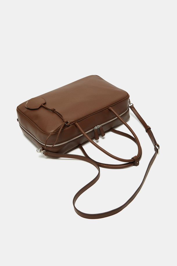 듀 토트 39는 부드러운 드레이핑 실루엣과 사각 형태가 돋보이는 여성 토트백입니다. 미디엄 사이즈로 제작되어 13인치 아이패드 수납이 가능하며, 내부 지퍼 포켓이 있어 소지품을 안전하게 보관할 수 있습니다. 합피 소재에 무지 디자인으로 클래식하고 모던한 스타일을 연출하며, 탈부착 스트랩과 미러 참 액세서리로 다양한 스타일을 소화할 수 있습니다. 출근룩과 오피스룩에 잘 어울리며, 3-way 멀티 스타일(토트/숄더/크로스바디)로 활용도가 높습니다. 아이폰, 아이패드, 맥북 프로까지 수납 가능한 실용적인 데일리 가방입니다.
