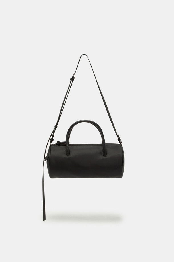 빌로 토트 26 나일론 토트백은 여성용 가방으로, 가볍고 실용적인 디자인이 특징입니다. 무지 패턴의 원통형 디자인에 실버 하드웨어 장식이 더해져 미니멀, 캐주얼, 클래식 스타일을 연출합니다. 3-way 착용이 가능하며, 내부 오픈 포켓 1개와 외부 플랫 포켓 1개가 있어 수납력을 높였습니다. 숄더 스트랩 탈부착으로 다양한 스타일을 연출할 수 있으며, 일상 및 동네 마실룩, 쇼핑룩에 적합합니다. 컴팩트한 사이즈로 가볍게 들고 다니기 좋습니다.
