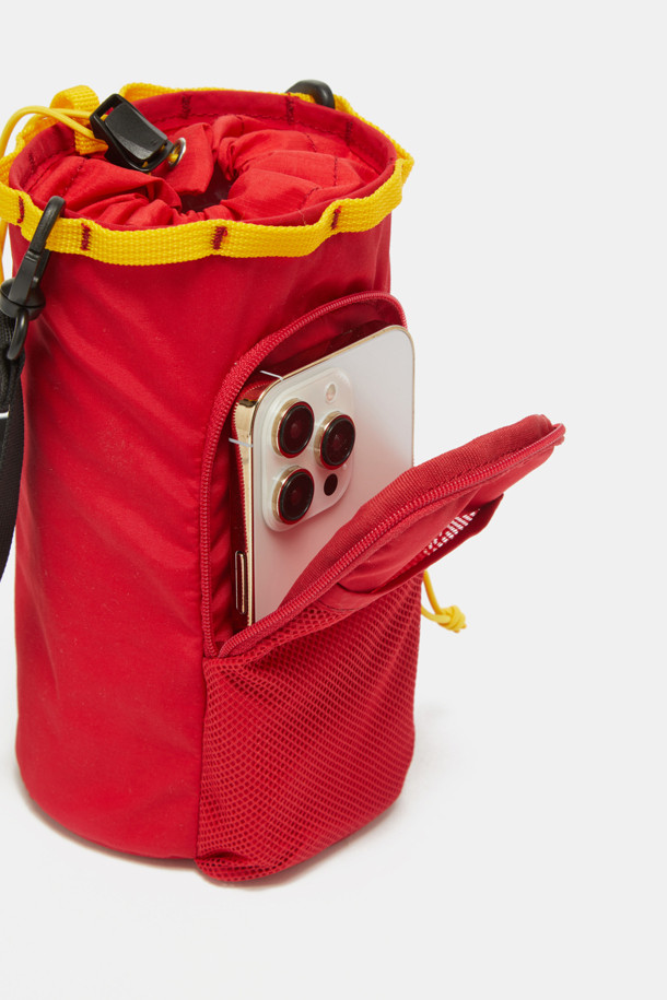 여성용 Bagel Bottle Pouch 9은 퍼플, 레드, 브라운 색상의 나일론 소재로 제작된 미디엄 사이즈의 원통형 보틀 파우치입니다. 무지 패턴에 스트랩 장식이 있으며, 블랙 하드웨어와 메쉬 소재 조합이 돋보이고, 단열 내부 라이닝 처리되어 보온/보냉 기능을 제공합니다. 외부 포켓 1개, 내부 포켓 1개, 내부 수납공간 1개가 있어 수납이 용이하며, 조절 가능한 스트랩과 지퍼형 잠금방식으로 여행, 아웃도어, 일상생활에서 유용하게 사용할 수 있습니다.
