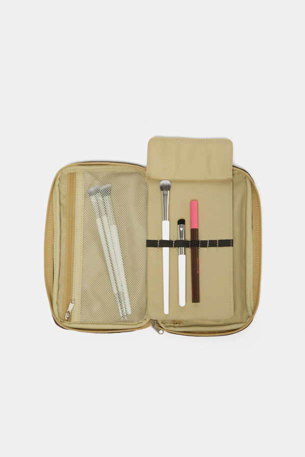 그리드 패턴의 사각 모양 나일론 소재 Bagel Beauty Pouch 20은 여성용 스몰 사이즈 파우치입니다. 지퍼형 잠금 방식과 외부 포켓 1개, 내부 포켓 2개, 2개의 메인 수납공간, 귀걸이/반지/메이크업 브러쉬 보관 공간이 있어 화장품 도구나 액세서리, 주얼리 등을 깔끔하게 수납할 수 있습니다. Ground Coffee, Beige, Vivid Blue, Yellow 컬러로 여행이나 일상에서 유용하게 사용할 수 있습니다.
