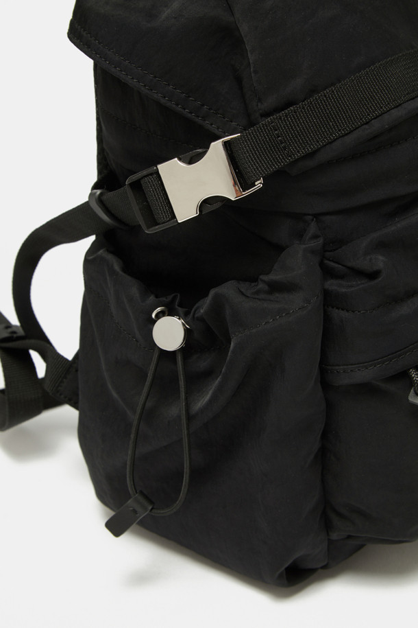 Bagel Backpack 28 (베이글 백팩 28)은 미니멀하고 세련된 디자인의 백팩입니다. 블랙 컬러의 무지 디자인에 가죽 패치 장식으로 포인트를 주어 클래식하면서도 캐주얼한 스타일을 연출합니다. 28 사이즈의 미디엄 백팩으로, 나일론, 가죽, 메쉬 소재를 사용하여 내구성과 통기성을 높였습니다. 넉넉한 수납공간과 조절 가능한 스트랩, 다양한 포켓(외부 4개, 내부 지퍼 포켓 1개, 오픈 포켓 1개, 메쉬 포켓)은 여행룩, 출근룩 등 다양한 TPO에 맞춰 실용적으로 사용할 수 있습니다. 중앙 지퍼 디자인과 실버/블랙 하드웨어의 조화가 돋보이는 백팩입니다.
