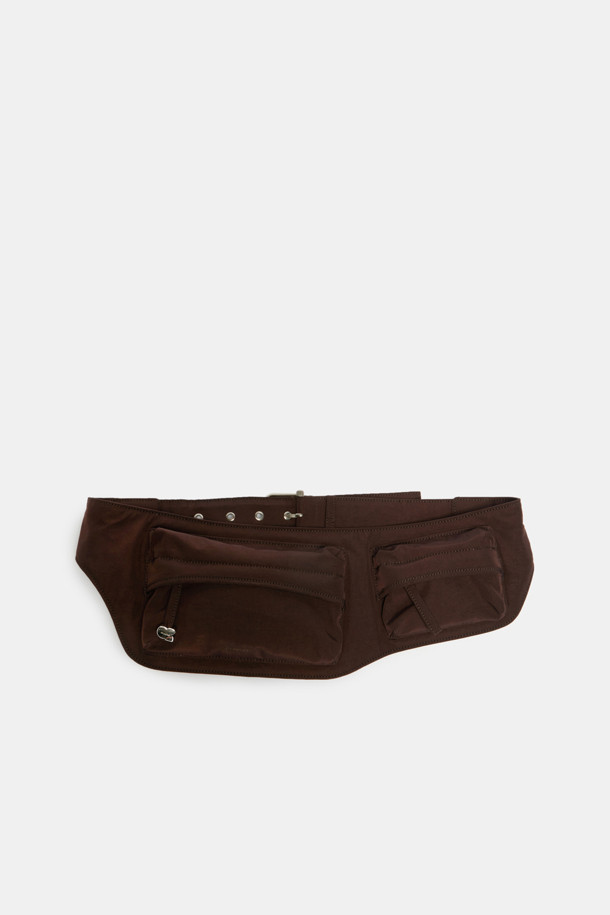여성용 Bagel Belt Cross 40 크로스백은 부드러운 나일론 소재와 광택감 있는 마감이 돋보이며, 몸에 밀착되는 편안한 착용감을 제공합니다. 넉넉한 40 사이즈의 사각 가방 모양이며, 앞면 2개, 뒷면 1개의 지퍼 포켓과 내부 카드 포켓 2개를 갖춰 수납력을 높였습니다. 실버 하드웨어 장식과 볼 장식, 지퍼 디테일이 돋보이며, 데일리 세컨드백 또는 여행용으로 활용하기 좋고, 카드 수납 기능으로 지갑 없이도 사용 가능합니다.
