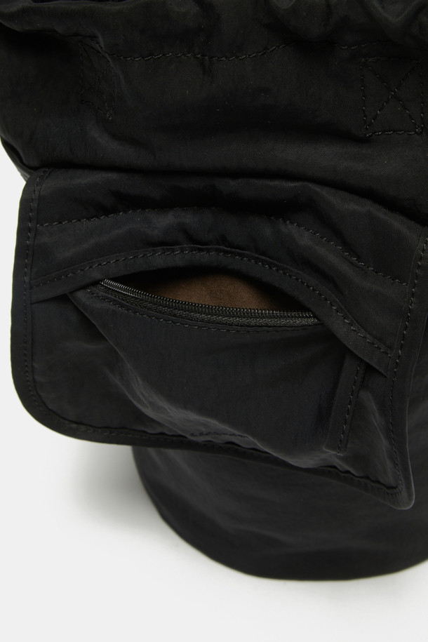 Bagel Cross 24 (베이글 크로스 24)는 여성용 미디엄 사이즈 크로스백입니다. 캐주얼하고 미니멀한 스타일의 이 가방은 나일론 소재로 제작되어 실용성을 갖췄습니다. 무지 디자인에 사각형 모양이며, 지퍼형 잠금 방식으로 내용물을 안전하게 보관할 수 있습니다. 일상생활에서 숄더백으로도 활용 가능하며, 어떤 옷차림에도 잘 어울리는 블랙 색상입니다.
