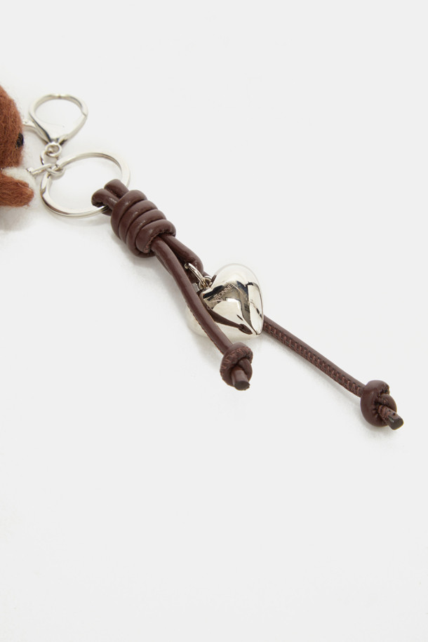 귀여운 강아지 캐릭터 디자인의 콜리 돌 참입니다. 브라운과 블루 두 가지 색상으로 만나볼 수 있으며, 폴리에스테르 소재로 제작되어 부드러운 촉감을 자랑합니다. 미니 사이즈로 제작되어 가방이나 열쇠고리에 간편하게 걸어 포인트를 줄 수 있습니다. 캐주얼, 미니멀 스타일의 아이템으로, 일상 속에서 개성 있는 연출을 도와줍니다. 체인 디자인으로 밋밋함을 덜었습니다.
