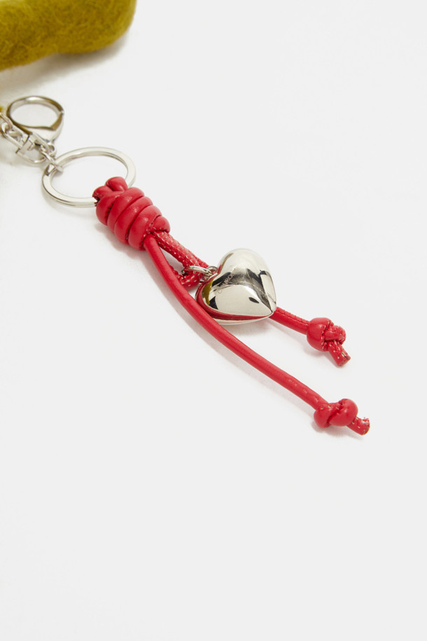 콜리 인형 참은 산책룩과 캐주얼, 미니멀 스타일 연출에 적합한 키링입니다. 머스타드와 레드의 두 가지 색상으로 제공되며, 플리스 소재로 제작되어 부드러운 촉감을 자랑합니다. 강아지 모양의 귀여운 캐릭터 디자인이 특징이며, 미니 사이즈로 제작되어 가방이나 액세서리에 포인트를 더하기 좋습니다. 일상생활에서 개성을 표현하고 싶을 때 활용해보세요.
