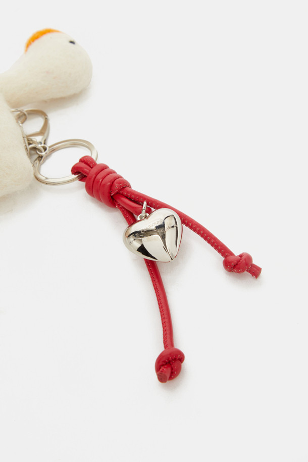 귀여운 강아지 캐릭터 디자인이 돋보이는 콜리 돌 참입니다. 부드러운 플리스 소재로 제작되어 따뜻하고 포근한 느낌을 주며, 화이트, 오렌지, 레드의 세 가지 다채로운 색상으로 만나볼 수 있습니다. 캐주얼하고 미니멀한 스타일로, 산책룩에 포인트를 더하기 좋습니다. 키링 고리가 포함되어 있어 가방이나 소지품에 간편하게 걸어 장식할 수 있으며, 앙증맞은 태슬 디테일이 사랑스러움을 더합니다. 일상 속에서 나만의 개성을 표현해보세요.
