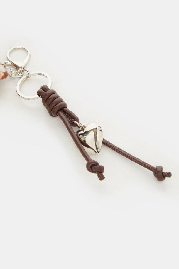 귀여운 강아지 캐릭터가 돋보이는 콜리 돌 참입니다. 브라운, 퍼플, 핑크 세 가지 사랑스러운 컬러로 만나볼 수 있습니다. 플리스 소재로 제작되어 부드러운 촉감을 자랑하며, 금속 체인 장식이 달려있어 캐주얼, 걸리시 스타일 모두에 잘 어울립니다. 가방이나 열쇠에 달아 개성 넘치는 포인트를 더해보세요. 키링 기능으로 실용성까지 갖춘 아이템입니다.
