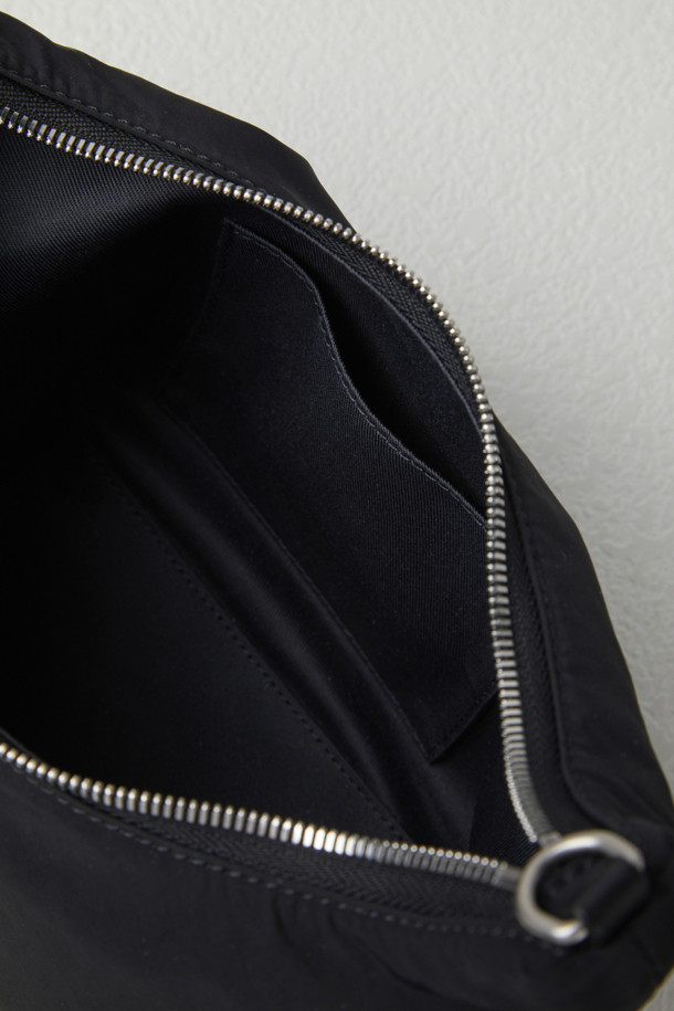 플러피 팝(Fluffy pop) 크로스 20은 여성용 크로스백으로, 미디엄 사이즈의 블랙 나일론 소재 무지 가방입니다. 반원 모양에 체인 장식이 더해져 미니멀, 클래식, 시크한 스타일을 연출합니다. 생활 방수 기능과 탈부착 가능한 스트랩으로 실용성을 높였으며, 자연스러운 주름 라인이 특징입니다. 내부에는 지퍼 포켓 1개와 일반 포켓 1개가 있어 수납이 용이하며, 브라스 소재 하드웨어가 고급스러움을 더합니다. 출근룩, 모임룩, 데이트룩 등 다양한 TPO에 활용 가능합니다.
