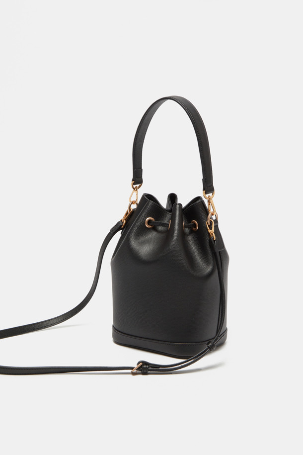 멜리아 크로스 15는 여성 고객을 위한 미디엄 사이즈의 버킷백입니다. 소가죽 소재에 격자무늬 패턴과 골드 도금 장식이 더해져 클래식, 미니멀, 시크한 스타일을 연출합니다. 탈부착 가능한 스트랩으로 숄더, 크로스, 핸들 스트랩 등 3가지 방식으로 활용 가능하며 내부 수납 포켓이 있어 실용적입니다. 데이트룩, 출근룩, 모임룩 등 다양한 TPO에 매치하여 세련된 스타일을 완성해 보세요. 무라벨 디자인으로 심플함을 더했습니다.
