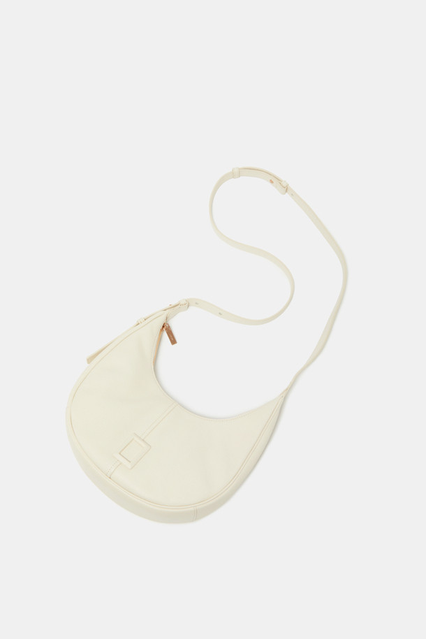 일랑(Ilang) 숄더 25는 부드러운 소가죽 소재의 미디엄 사이즈 숄더백입니다. 아이보리와 화이트 두 가지 색상으로 출시되었으며, 무지 디자인에 가죽 싸개 하드웨어 장식이 돋보입니다. 2way, 숄더 스트랩 기능으로 다양한 스타일 연출이 가능하며, 반원 모양에 가볍고, 내부 포켓 2개와 지퍼형 잠금 방식으로 실용성을 더했습니다. 데이트룩, 모임룩, 오피스룩 등 다양한 TPO에 클래식, 미니멀, 시크 스타일을 더해 세련된 룩을 완성해보세요. 크로스백으로도 활용 가능합니다.
