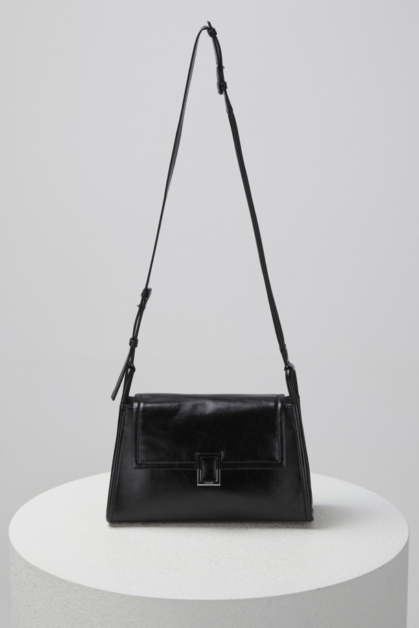 트위기(Twiggy) 숄더 31은 여성스러운 무드를 연출하는 미디엄 사이즈의 숄더백입니다. 부드러운 소가죽 소재에 은은한 광택감과 크링클 엠보 가공으로 고급스러운 질감을 더했습니다. 블랙과 브라운 두 가지 색상으로 출시되었으며, 로프와 버클 디자인 장식이 돋보입니다. 숄더백과 크로스백 두 가지 스타일로 연출 가능하며, 내부 지퍼 포켓, 내부 및 외부 포켓으로 실용성을 높였습니다. 데이트룩, 출근룩, 모임룩 등 다양한 TPO에 클래식, 미니멀, 캐주얼 스타일로 활용하기 좋습니다.
