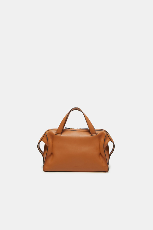 루보 토트 26은 자하 하디드의 건축물에서 영감을 받아 탄생한 여성 토트백입니다. 부드러운 네이키드 소가죽과 소가죽 소재로 제작되었으며, 브라운 컬러와 미니멀하고 클래식한 디자인이 특징입니다. 탈부착 및 길이 조절이 가능한 스트랩, 사각 형태, 골드 하드웨어 장식이 고급스러운 분위기를 더하며, 토트, 숄더, 크로스백으로 3way 연출이 가능합니다. 내부 지퍼 포켓 1개와 내부 포켓 1개가 있어 수납력을 높였으며, 오피스룩과 모임룩, 일상에서 시크하게 연출하기 좋습니다.
