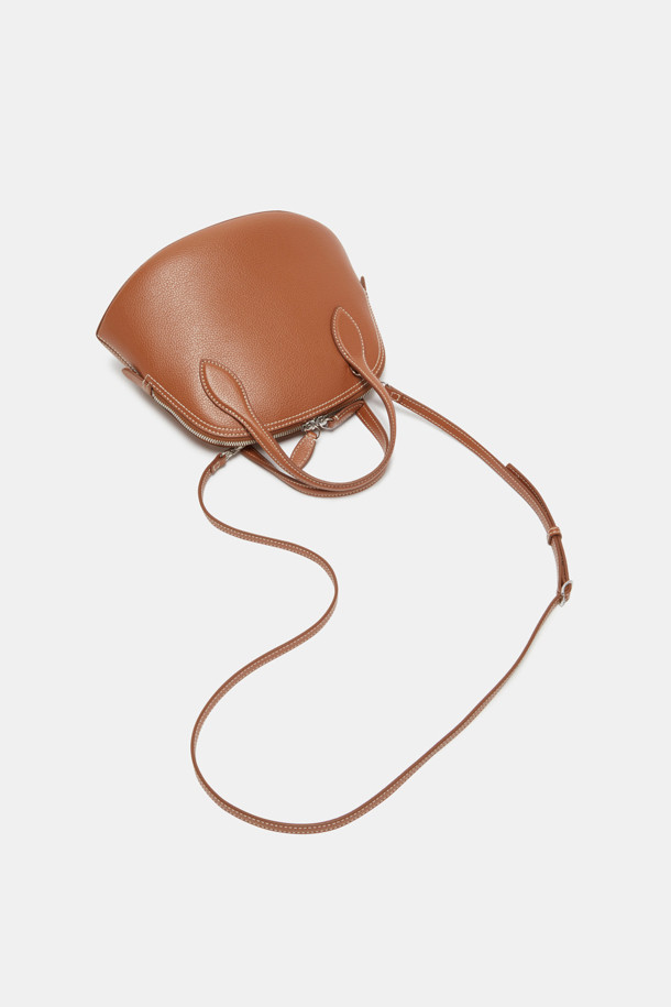 플레비 토트 27은 부드러운 소가죽 소재의 미디엄 사이즈 토트백입니다. 브라운 컬러에 무지 패턴으로, 클래식하고 미니멀한 스타일을 연출합니다. 엠보 슈렁킨 가공으로 고급스러운 질감을 더했으며, 실버 유광 하드웨어와 라운드 형태가 특징입니다. 탈부착 가능한 스트랩과 내부 포켓이 있어 실용적이며, 데일리백, 숄더백, 크로스백으로 다양하게 활용 가능합니다. 출근룩, 모임룩 등 일상적인 용도로 적합합니다.
