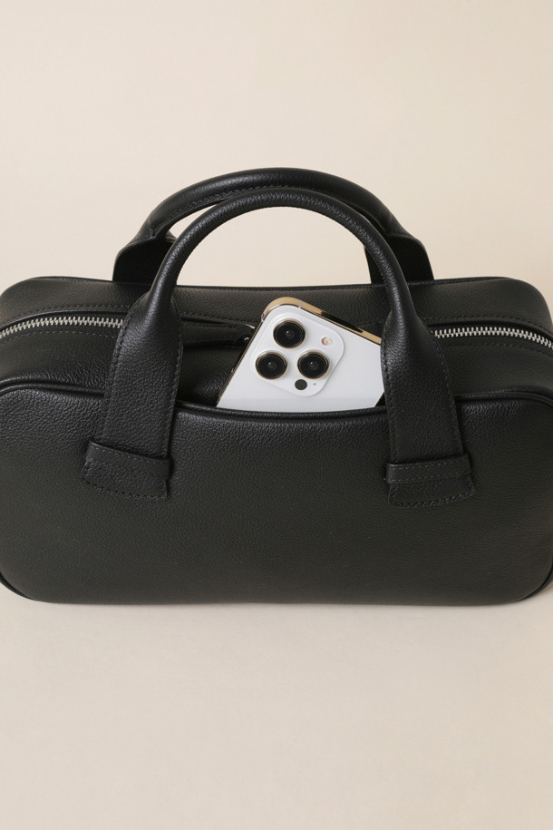 보아뜨(Boite) 토트 31은 미니멀하고 베이직한 스타일의 여성용 토트백입니다. 합성가죽 소재에 사각형 모양으로, 출근룩과 오피스룩에 잘 어울리는 디자인입니다. 무지 패턴의 블랙 컬러로, 다양한 스타일에 매치하기 용이합니다. 손잡이와 숄더 스트랩이 있어 토트백 또는 숄더백으로 활용 가능하며, 지퍼형 잠금 방식으로 소지품을 안전하게 보관할 수 있습니다. 미디엄 사이즈로, 일상생활에서 유용하게 사용할 수 있습니다.
